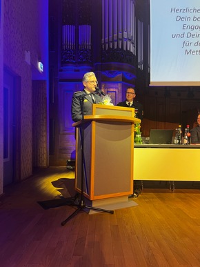 FW-Velbert: Feuerwehr Velbert blickt auf einsatzreiches Jahr zur&uuml;ck - Ehrungen und Zukunftsthemen im Fokus