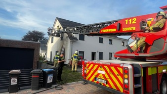 Freiwillige Feuerwehr Lehrte: FW Lehrte: W&auml;rmepumpe ger&auml;t in Ahlten in Brand Flammen drohen auf Wohnhaus &uuml;berzugreifen