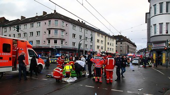 Feuerwehr Essen: FW-E: PKW erfasst Menschengruppe, zwölf zum Teil lebensgefährlich verletzte Personen