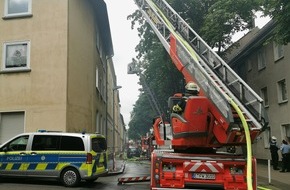 Feuerwehr Essen: FW-E: Ausgedehnter Wohnungsbrand in einer Dachgeschosswohnung-keine Verletzten