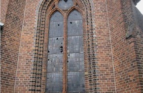Polizeiinspektion Nienburg / Schaumburg: POL-NI: Kirchenfenster zerstört -Bild im Download-