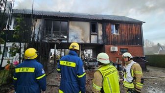 Freiwillige Feuerwehr Burscheid: FW Burscheid: Fachwerkhaus bei Brand zerstört