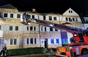 Feuerwehr Essen: FW-E: Massive Flammen aus Dach - niemand verletzt
