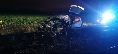 Bundespolizeidirektion Sankt Augustin: BPOL NRW: Unfall am Bahnübergang Hückelsmaystrasse - Bahn und PKW kollidieren