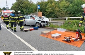 Feuerwehr München: FW-M: Skoda rammt Fahrbahntrenner (Mittersendling)