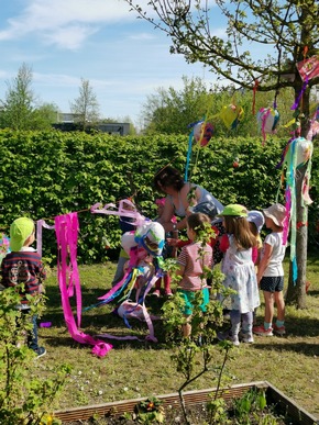 Zum Tag der Kinderbetreuung: Springfrösche danken Erzieher*innen mit Piñata-Herzen im Garten