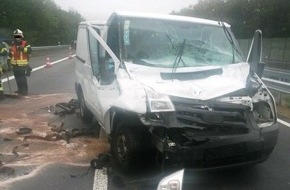 Verkehrsdirektion Mainz: POL-VDMZ: Transporter fährt unter LKW - Fahrer schwer verletzt