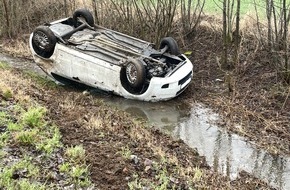 Polizeiinspektion Nienburg / Schaumburg: POL-NI: Pkw überschlägt sich und landet im Straßengraben