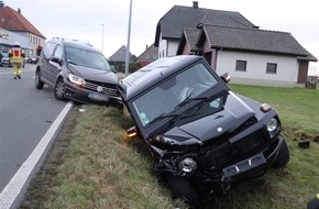 Kreispolizeibehörde Herford: POL-HF: Wendemanöver misslingt- Mercedes schleudert in Graben