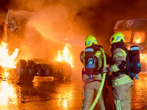 FW-OLL: Zwei Lkw auf Firmengel&auml;nde in Vollbrand - Gefahr durch berstende Reifen