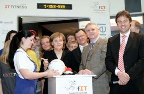 Microsoft Deutschland GmbH: "fIT kommt weiter": Bundeskanzlerin Angela Merkel startet IT-Fitness-Test auf der CeBIT 2007