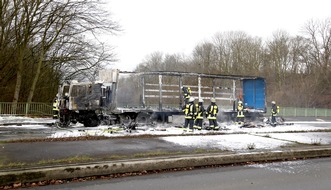 Feuerwehr Essen: FW-E: Brennender Sattelzug auf der Bottroper Straße, Rauchwolke weithin sichtbar