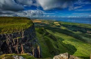 Irland Information Tourism Ireland: Unterschätzte Wanderregion im Norden Irlands / Das nordirische County Derry~Londonderry dient regelmäßig als Drehort und bietet mit dem Binevenagh Mountain ein echtes Highlight