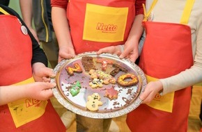 Netto Marken-Discount Stiftung & Co. KG: Weihnachtliche Tradition mit Herz: Azubis von Netto Marken-Discount backen und basteln mit Kids