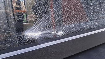 Bundespolizeiinspektion Magdeburg: BPOLI MD: Zeugenaufruf der Bundespolizei: Wurfgeschoss beschädigt Regionalbahn