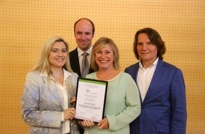Menschenkinder Verlag: Musikalisches Apotheken-Präventionsprojekt für Kinder ausgezeichnet / Gesundheitsvorsorge mit dem Kinderalbum "Achtung Kinder! Aufgepasst!" von Detlev Jöcker (FOTO)