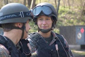 Deutsche Marine - Pressemeldung: Eine Frau unter Männern - Mecklenburgerin ist eine von nur zwei Frauen in der Boardingkompanie
