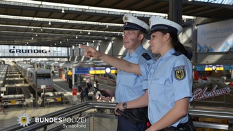Bundespolizeidirektion München: Bundespolizeidirektion München: 18-Jährige schlägt mit 2,18 Promille unvermittelt zu