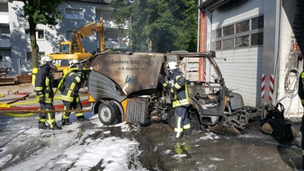 FW Lage: Brand einer Kehrmaschine in der Fahrzeughalle des Bauhofes