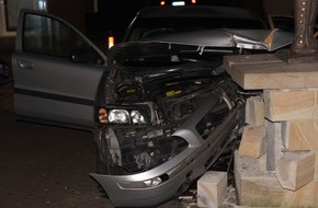 Polizei Coesfeld: POL-COE: Rosendahl,Osterwick, Hauptstraße/ Auto kollidiert mit Sockel der Kiepenkerl-Statue