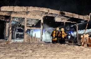Kreisfeuerwehrverband Pinneberg: FW-PI: Barmstedt: Feuerwehr löscht größere Gartenlaube