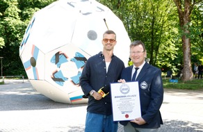 Buntes Fußball-Fest mit erfolgreichem RID-Weltrekord –
München präsentiert größten LEGO® Fußball der Welt