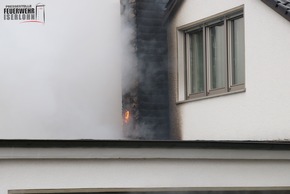 FW-MK: Anbau in Vollbrand. Übergreifen auf Wohnhaus verhindert.