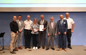 Feuerwehr Dinslaken: FW Dinslaken: TAR Automation GmbH erh&auml;lt F&ouml;rderplakette f&uuml;r besonderes Engagement im Brand- und Katastrophenschutz