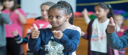 DAK-Gesundheit: Jetzt mit Foto:Ein Jahr fit4future: Segler-Duo macht Lübecks Schüler fit