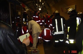 Feuerwehr Essen: FW-E: Person zwischen U-Bahn und Bahnsteig eingeklemmt