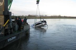 Polizeiinspektion Nienburg / Schaumburg: POL-NI: Eystruper fährt mit seinem PKW in die Weser - kann sich retten - Auto versinkt -Bild im Download-