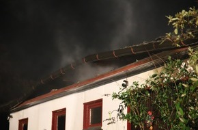 Kreisfeuerwehrverband Segeberg: FW-SE: Großfeuer zerstört Einfamilienhaus - Drei Verletzte