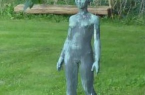Polizeiinspektion Neubrandenburg: POL-NB: Zeugenaufruf nach Diebstahl einer Bronzestatue
