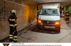 Feuerwehr München: FW-M: Transporter steckt in Unterführung fest (Untermenzing)