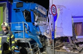 Polizeipräsidium Mittelhessen - Pressestelle Gießen: POL-GI: LKW in Hauswand gekracht + Einbruch in Schule + Getränkedosen entwendet + Zwei verletzte Quadfahrer und rund 15.000 Euro Sachschaden sind die Bilanz eines Unfalls + Unfallfluchten