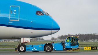 Panta Rhei PR AG: Erste neue elektrische Flugzeugschlepper von KLM in Betrieb