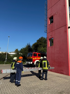 FW-EN: 18 Mitglieder der Feuerwehr Hattingen haben erfolgreich ihre Grundausbildung abgeschlossen