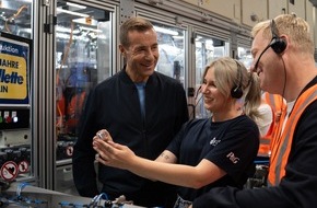 Gillette Deutschland: 100 Jahre Klingenproduktion in Berlin / Gillette feiert ein Jahrhundert deutsche Fertigungsexzellenz im Herzen der Hauptstadt