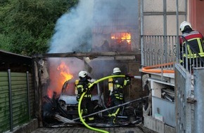Kreisfeuerwehrverband Neunkirchen: FW LK Neunkirchen: Brand eines Carports greift auf Wohnhaus über - Großalarm für die Feuerwehr Schiffweiler