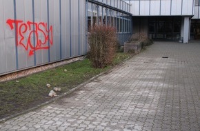 Polizei Rheinisch-Bergischer Kreis: POL-RBK: Bergisch Gladbach - Unbekannte randalieren auf dem Schulhof einer Gesamtschule