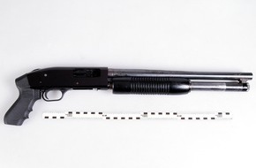 Polizei Düsseldorf: POL-D: Düsseldorfer Ermittler führen SEK Einsatz in Monheim - Fotos von sichergestellten Waffen