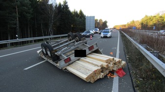 Polizeidirektion Kaiserslautern: POL-PDKL: A62/Ramstein-Miesenbach, Anhänger kippt um