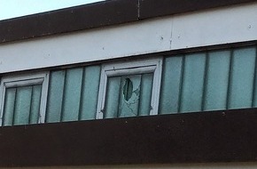 Polizeiinspektion Nienburg / Schaumburg: POL-NI: Hoya: Steinwürfe auf Sporthalle - unbekannte Täter beschädigen Fensterscheiben