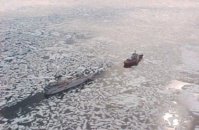 Hapag-Lloyd Cruises: Hapag-Lloyd Kreuzfahrten meldet erfolgreichen Abschluss der Arktis-Saison 2002: MS HANSEATIC bezwingt Nordwest-Passage, MS BREMEN umrundet Spitzbergen.