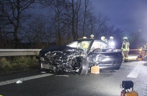 Freiwillige Feuerwehr Bad Salzuflen: FF Bad Salzuflen: Ein schwerverletzter nach Unfall mit mehreren Beteiligten auf der A2/ Feuerwehr Bad Salzuflen rückt mit 40 Einsatzkräften am Sonntagmorgen auf die Autobahn aus