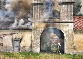 FW-GE: Brennender Dachstuhl am Junkerweg - Haus Leithe durch Brand schwer beschÃ¤digt