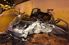 Polizeidirektion Landau: POL-PDLD: Annweiler / B 10, schwerer Verkehrsunfall im Barbarossatunnel