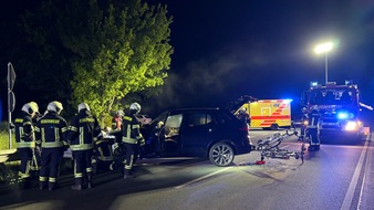 FW-AUR: Frontalzusammenstoß mit Leitplanke