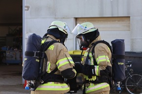 FW-KLE: Brand in verrauchtem Industriegebäude konnte gefunden und gelöscht werden