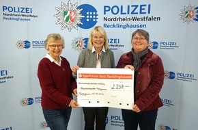 Polizeipräsidium Recklinghausen: POL-RE: Kreis Recklinghausen/Bottrop: Lesung "Aus dem Nähkästchen":Frauenberatung Recklinghausen erhält Spende aus Erlösen